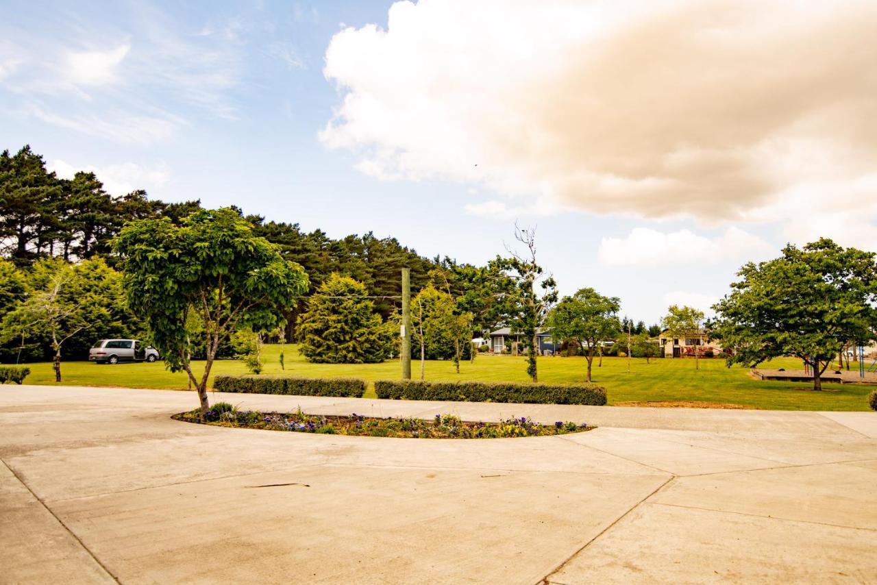 Beach Road Holiday Park Otatara Екстер'єр фото