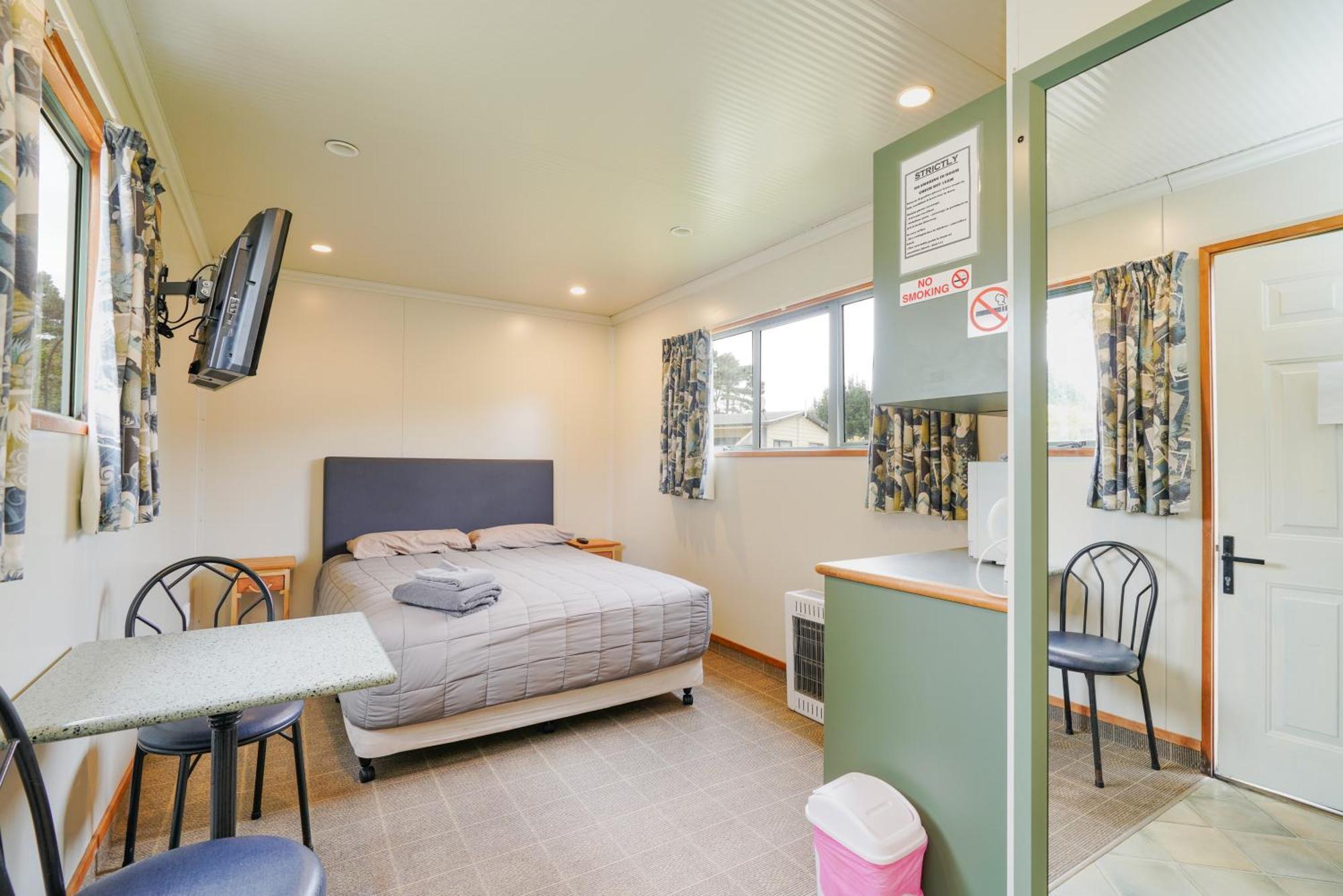 Beach Road Holiday Park Otatara Екстер'єр фото