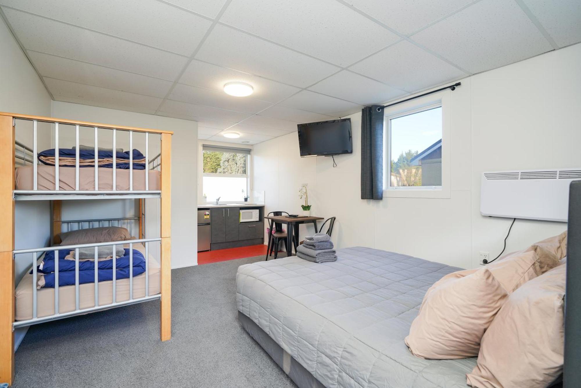 Beach Road Holiday Park Otatara Екстер'єр фото