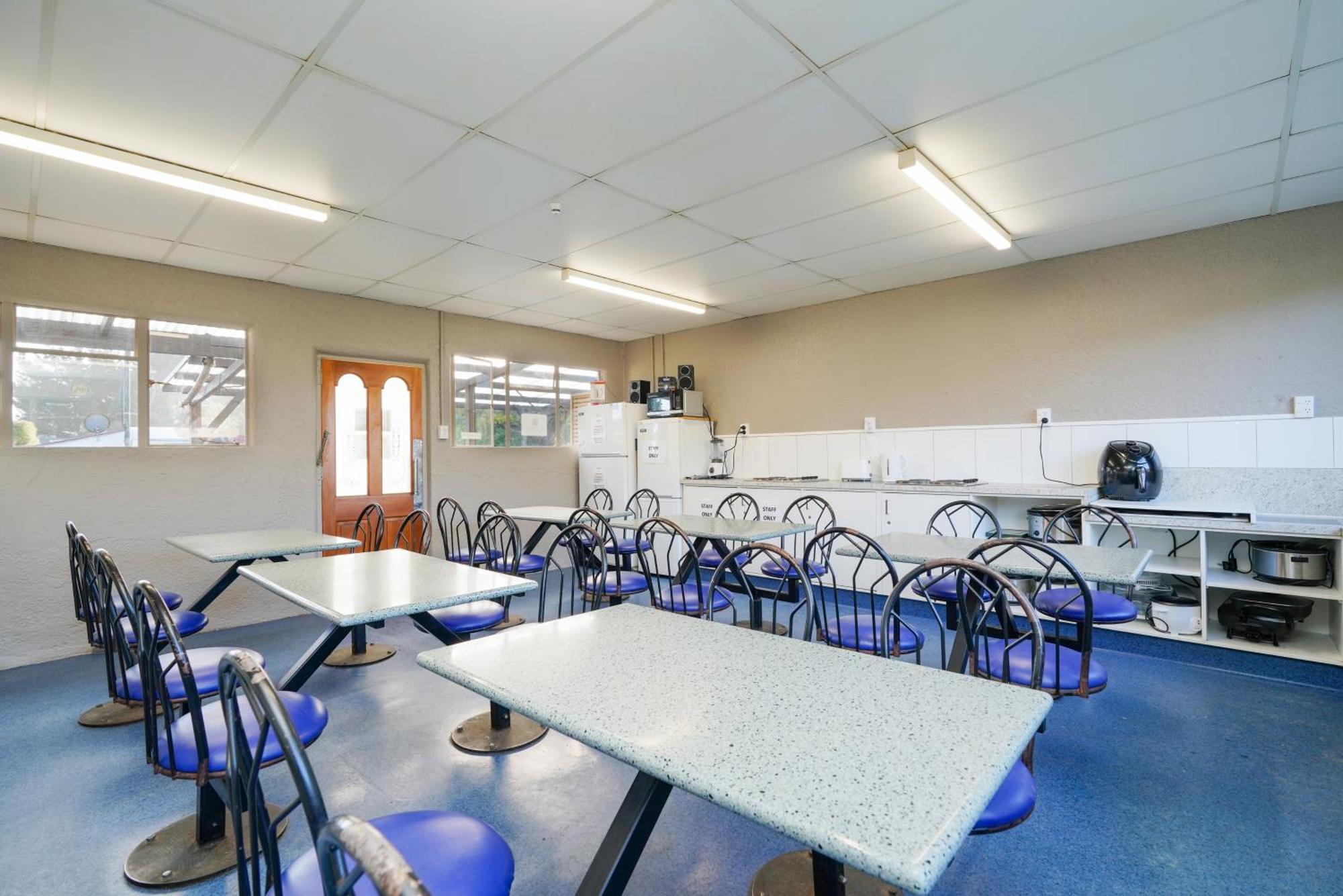 Beach Road Holiday Park Otatara Екстер'єр фото